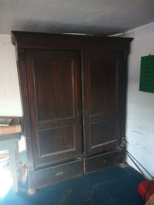 Zabytkowa szafa na ubrania
