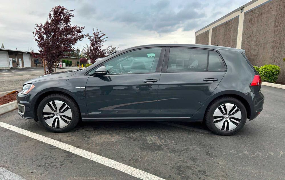 Volkswagen e-Golf SE      2016
