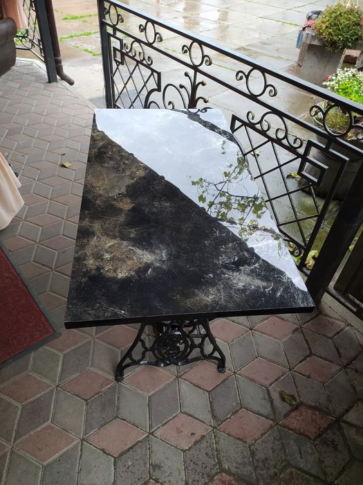 Столик добротний