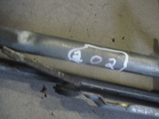Haste / braço de escova limpa vidros frente esquerda VOLKSWAGEN Golf V