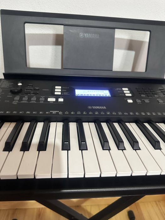 Piano Yamaha +suport como novo.