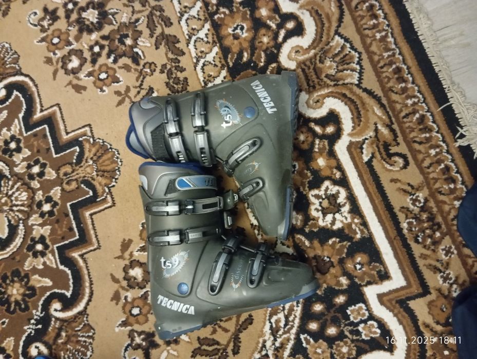 Продам лижні черевики Tecnica TS9 у робочому стані.
Підійдуть для поча