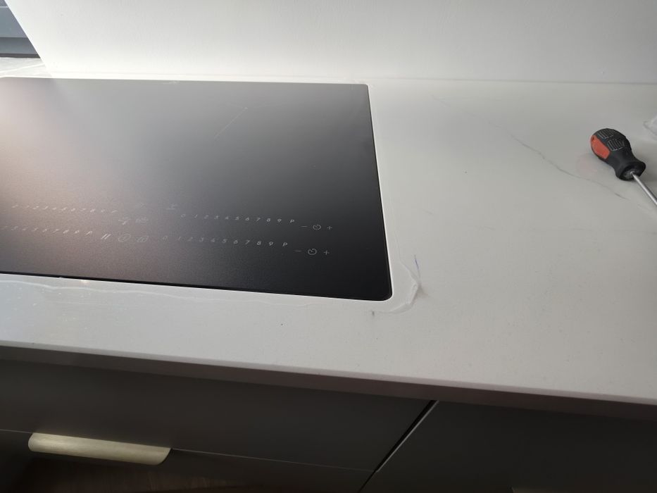 Blaty kuchenne, łazienkowe, schody, parapety kamień / konglomerat.