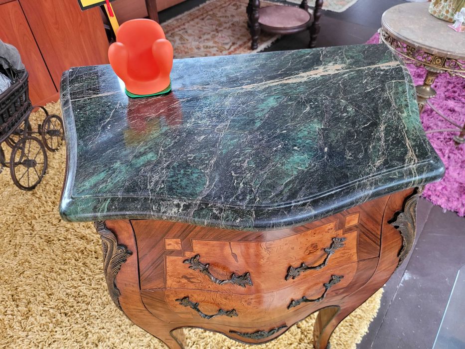 Muito bonita mini cómoda antiga em madeira e tampo em pedra