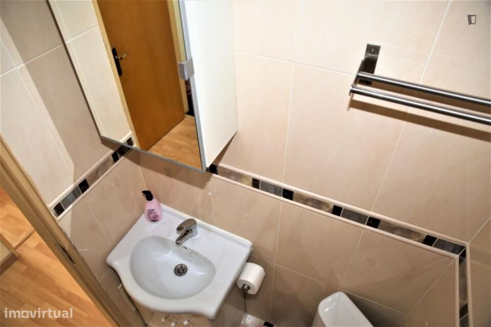 Quarto - localizado em Roma-Areeiro Lisbon