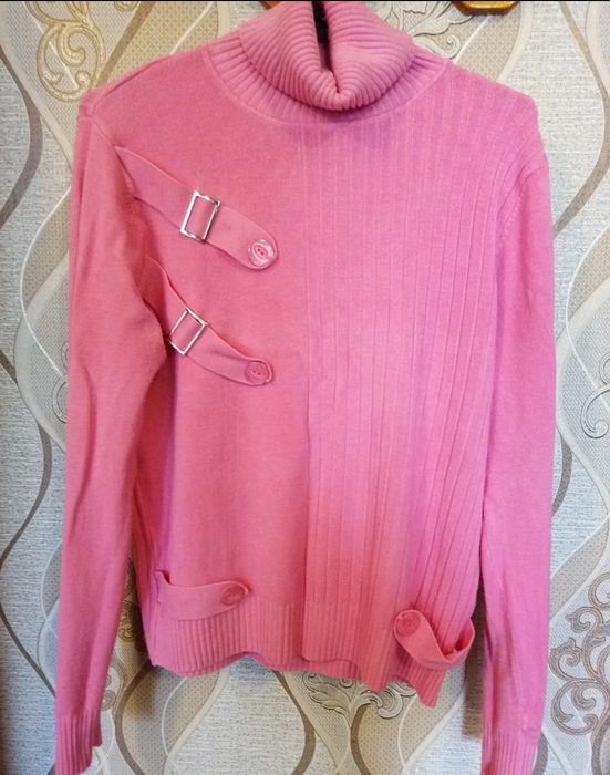 Różowy golf sweter