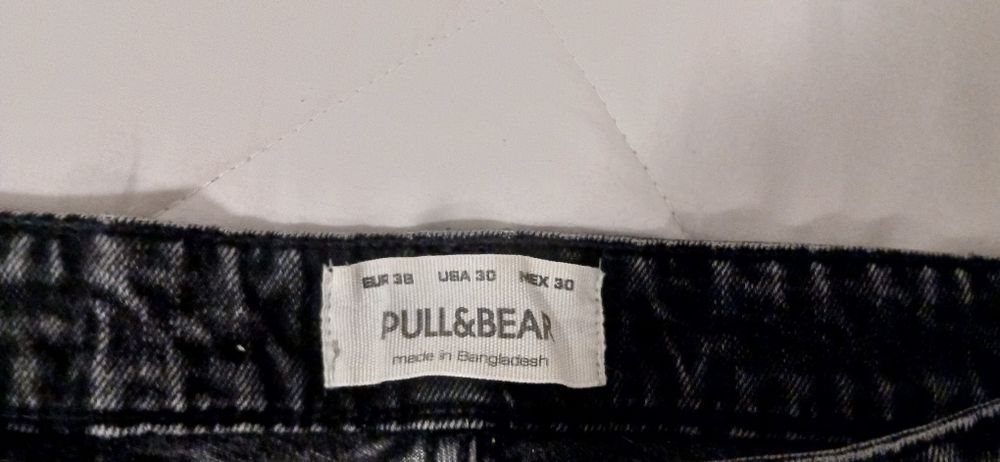 Blusão vermelho Tiffosi. blusão azul e calças de ganga, de crinça.