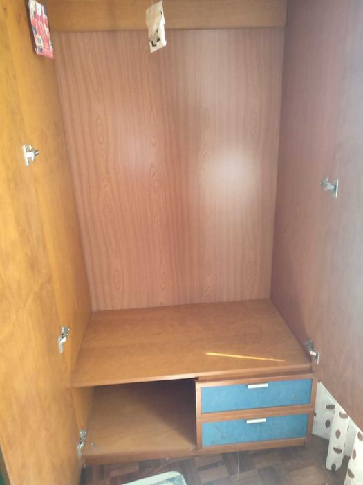 Roupeiro Duas portas com gavetas usado para desocupar