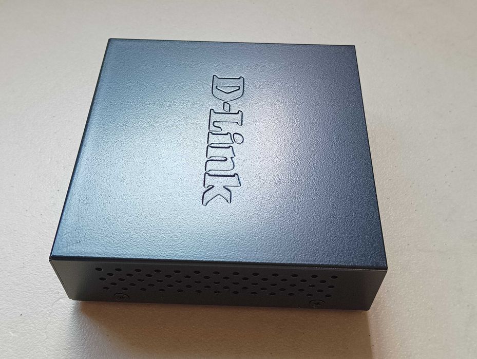 D-Link DGS-105 Gigabit Switch, 1 Gbps – 5 Ports – Like New64752417419907121