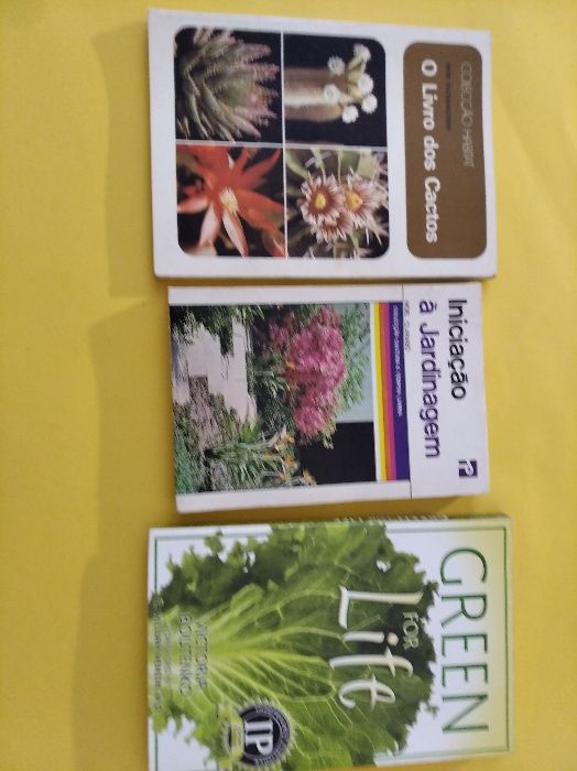 Diversos livros sobre plantas, flores e plantas medicinais