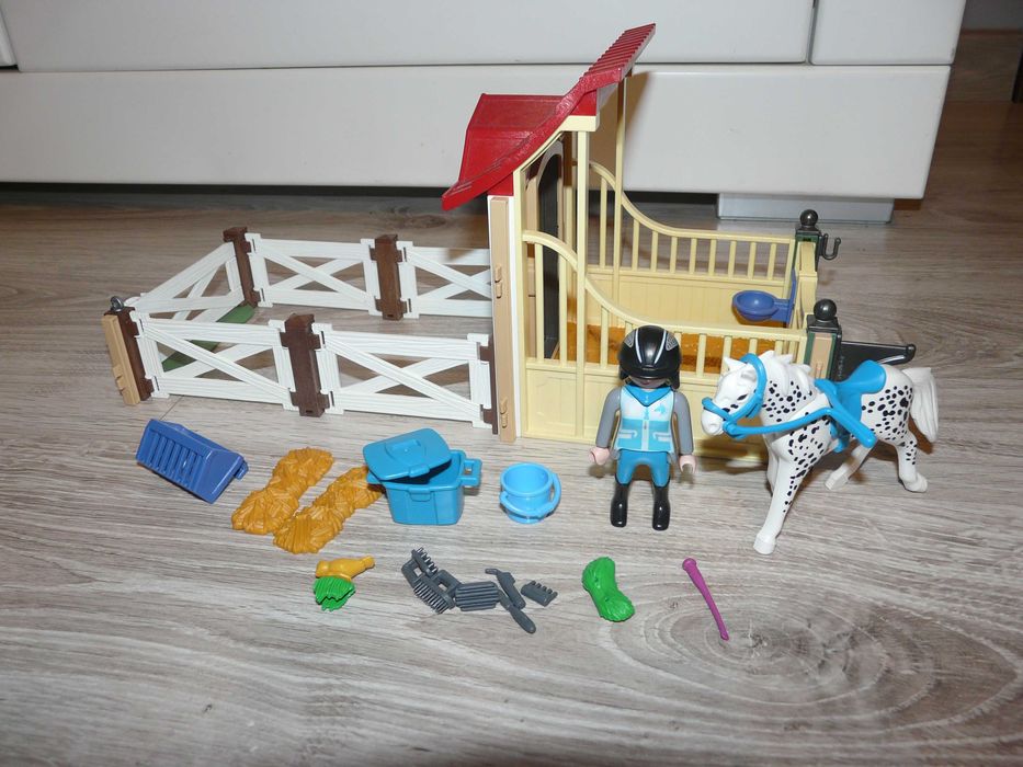Playmobil boks dla konia z wyposażeniem