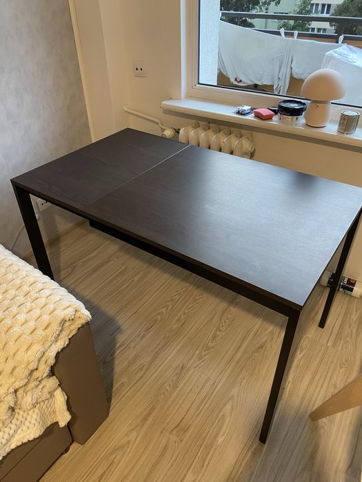 Rozkladany czarny stół