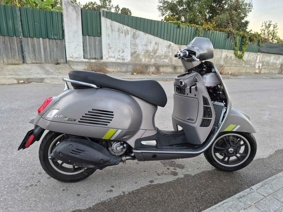 Vespa 300 GTS Super pequena queda