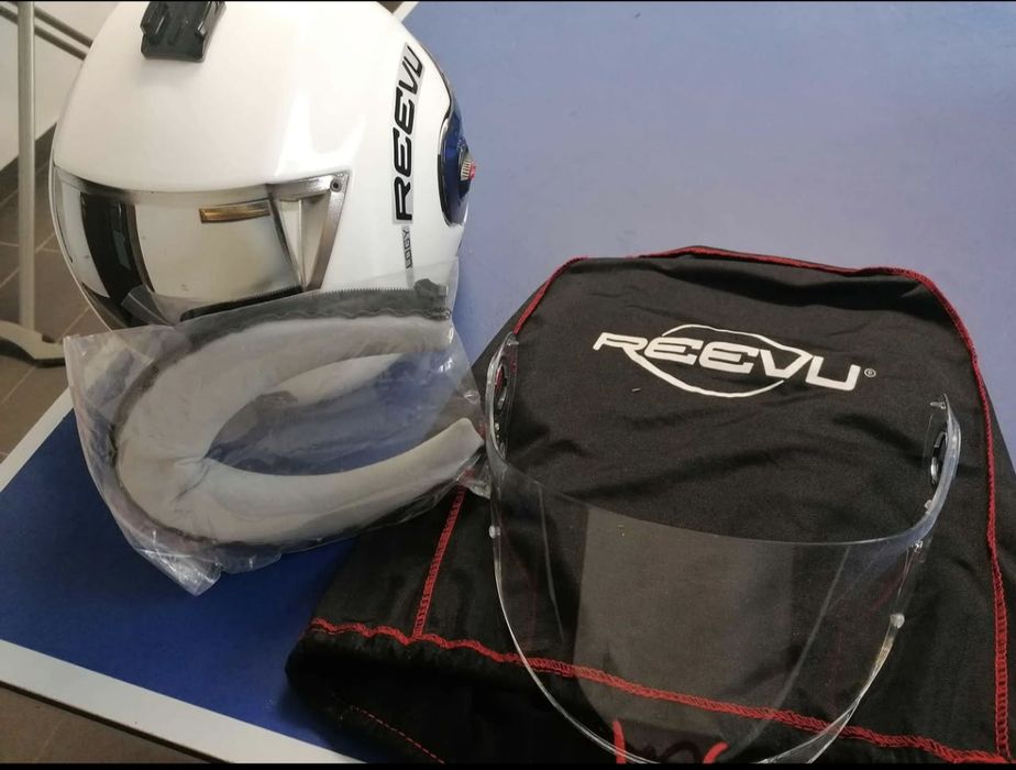 Capacete modular com espelho retrovisor