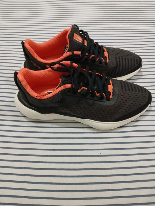 Sapatos esportivos  novos