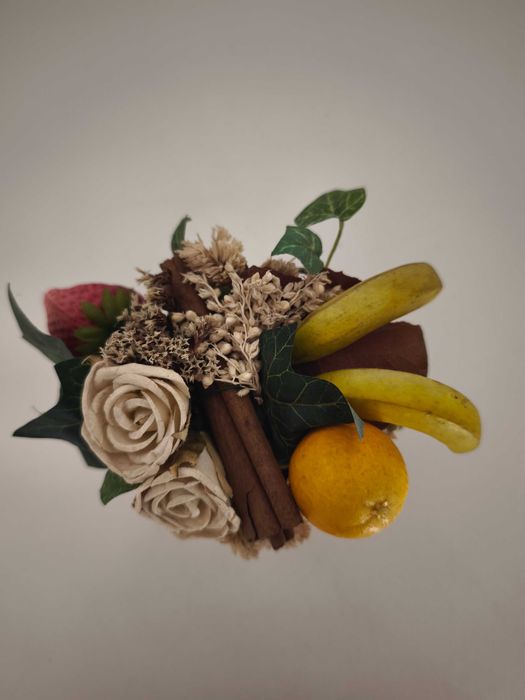 Pequeno vaso decorativo com flores e frutos