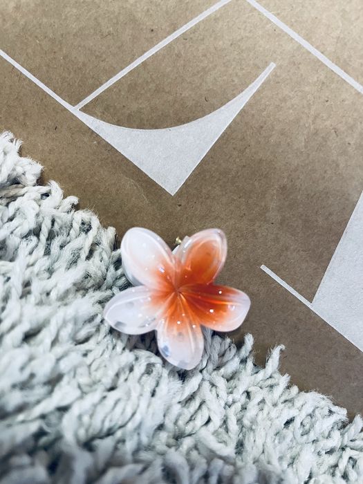 Piekna spinka hawajski kwiat