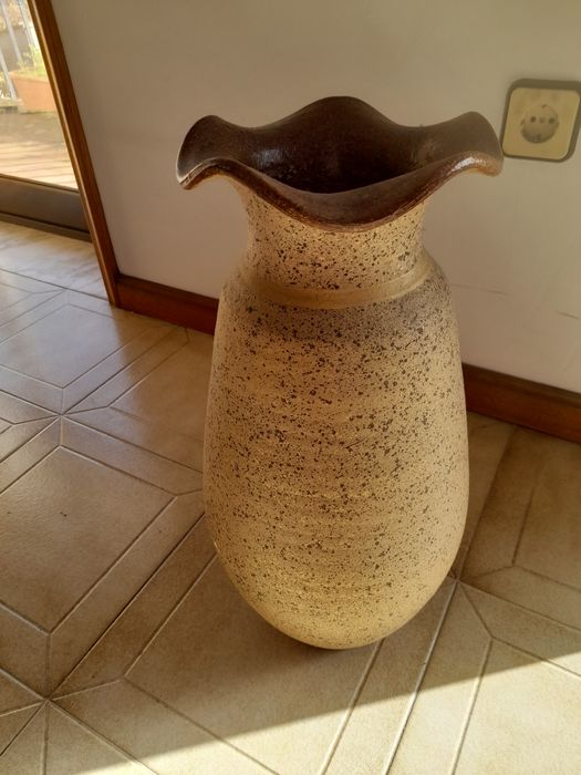 Jarrão decorativo com um design floral

- Acabamento texturizado.
- D