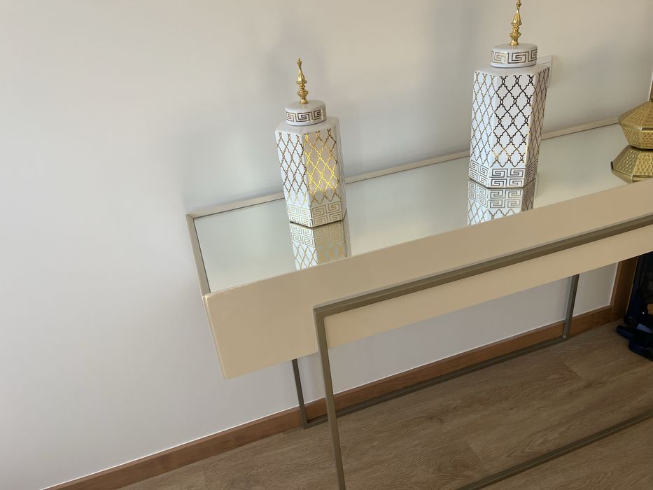 Movel bege com detalhes em dourado