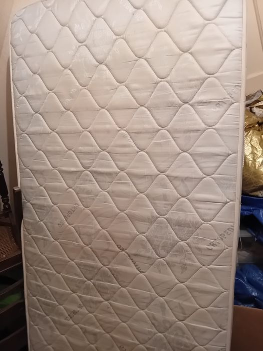 Cama e colchão 190×80