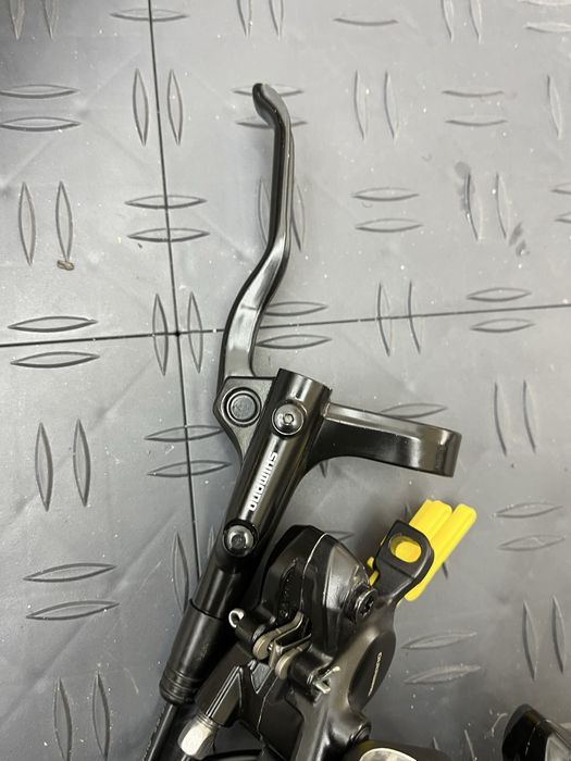 Par de travões shimano mt200