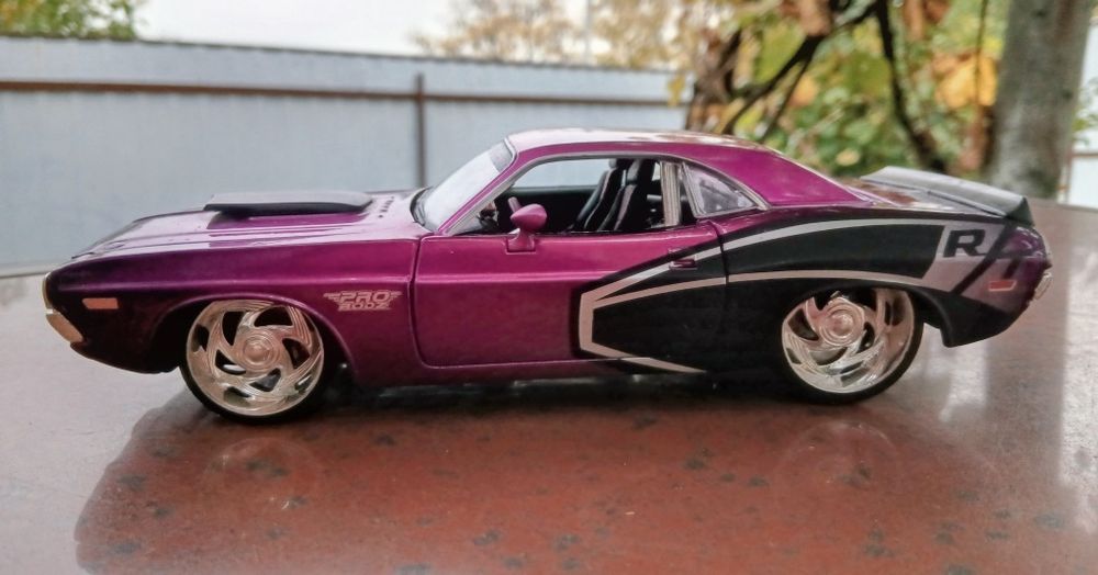 Модель автомобіля  Dodge Challenger 1/24
