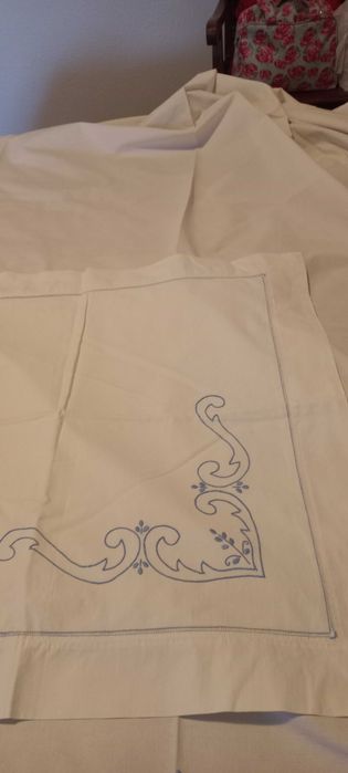 Lençol antigo, branco de linho  bordado azul