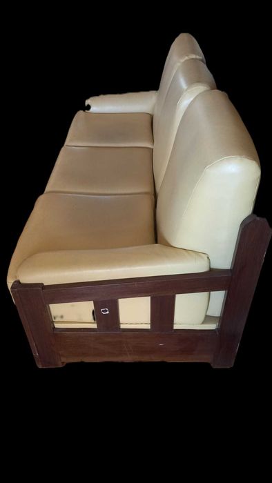 sofá 3 lugares com estrutura em madeira maciça