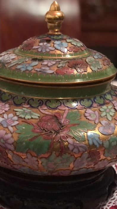 Pote em cloisonne em relevo d’ouro