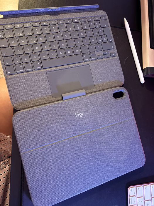 Logitech Combo Touch (Keyboard for iPad)64751015657218121