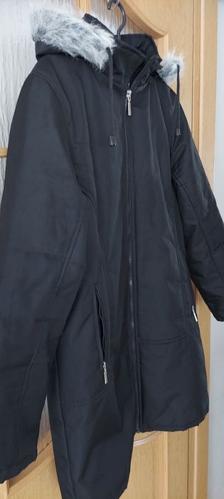Czarna parka z futerkiem na kapturze kurtka damska