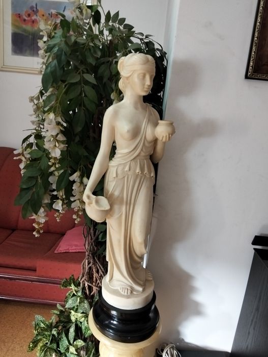 Dois candeeiros com estátuas e outro com  uma  cabeça de cavalo