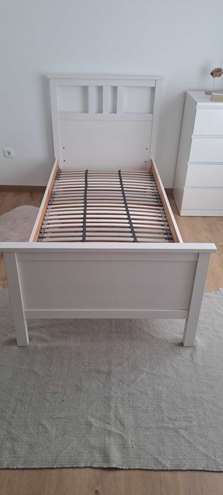 Cama solteiro cor branca c/ estrado - em muito bom estado