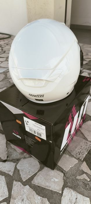 Capacete branco com viseira