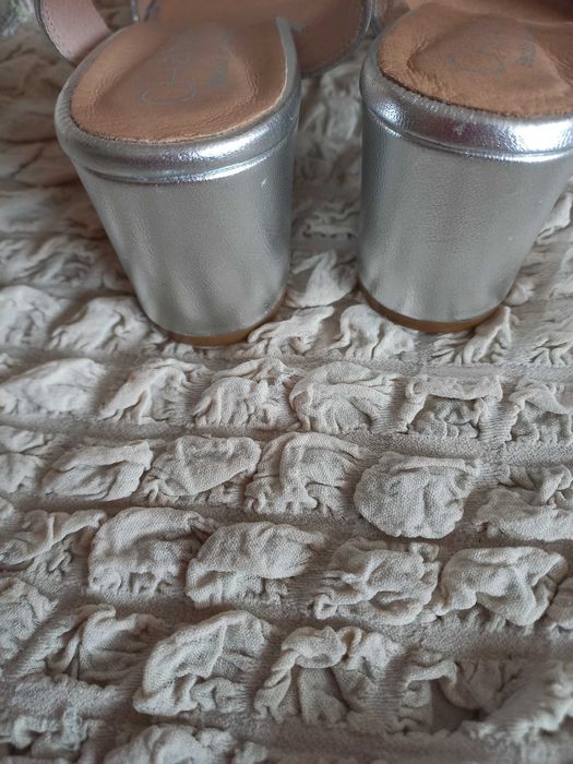 Красивые нарядные новые кожаные босоножки ИСПАНИЯ.