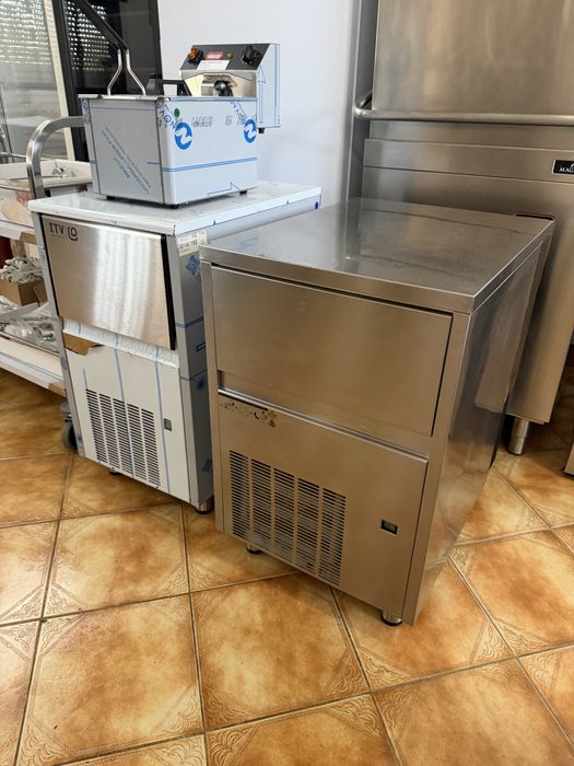 Maquina de Gelo  triturado  Brema  Produção de 60 kg a 90 kg em 24 horas