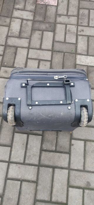 Чемодан на колесиках