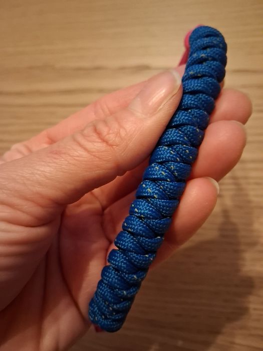 Zaplątana adresówka z paracordu dla psa