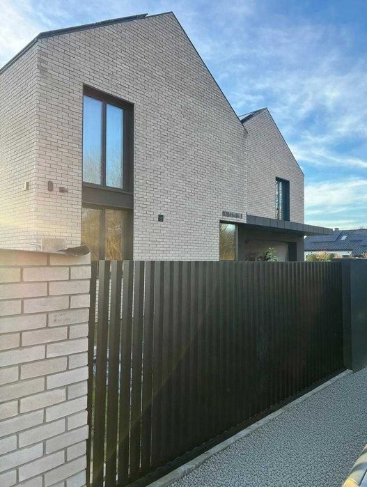 ogrodzenie grzebieniowe aluminiowe pionowe profile mur betonowy L