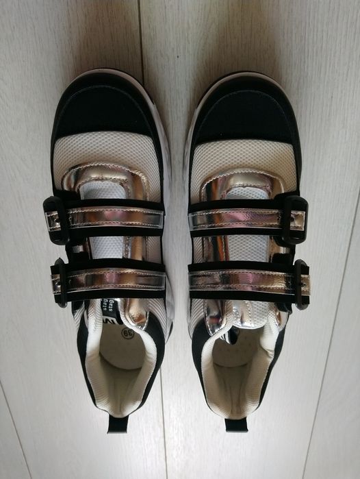 Кросівки нові Loretta 39