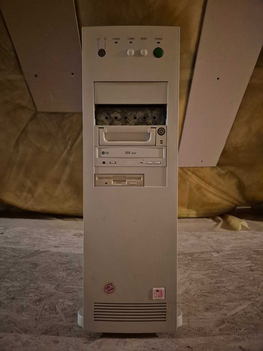 Sprzedam dwie obudowy do komputerów Vobis i Pentium