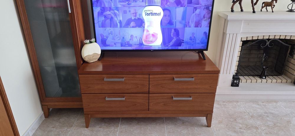Sala, Cristaleira, vitrine, móvel TV+Prateleiras, mesa de Centro e mesa de apoio