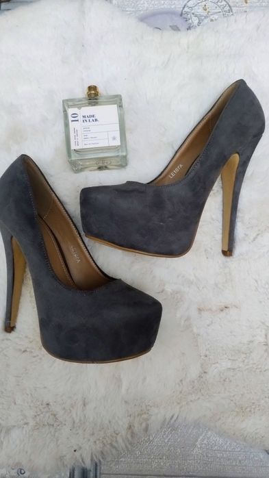 Szpilki wysokie buty na platformie . Buty na obcasie