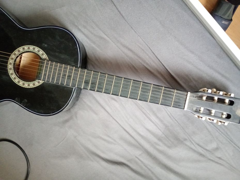 Sprzedam gitarę, uszkodzenia widać na zdjęciu.