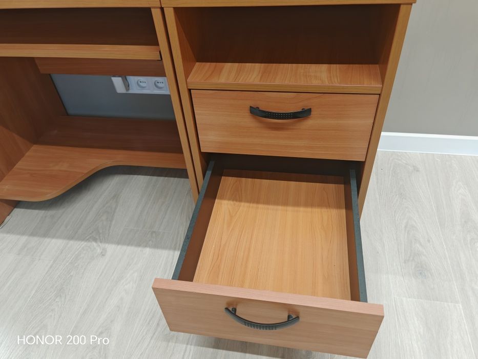 Стіл письмовий комп'ютерний