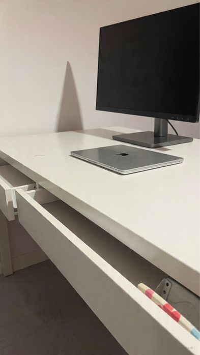 Secretária branca IKEA com gavetas