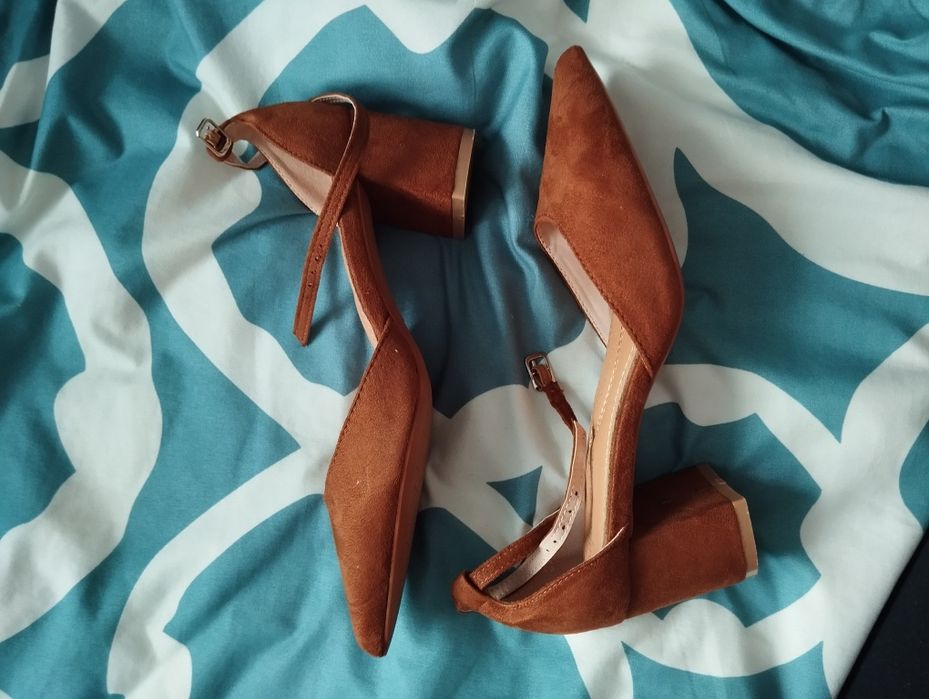 Buty na klocku na słupku niskie 37