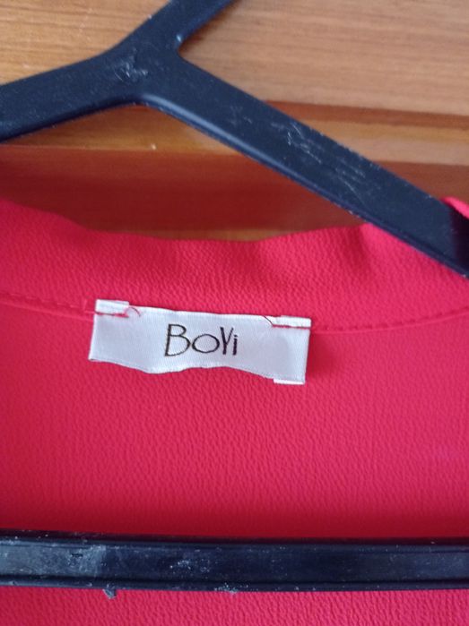 Blusa vermelha com fitas