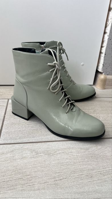 Демісезонні жіночі ботінки.Стан нових.