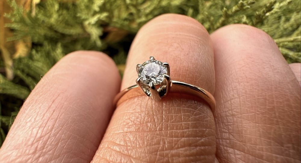 Золота каблучка,кольцо с бриллиантом,3,8 мм(0,21 ct.) 5/4, 17,8 розмір